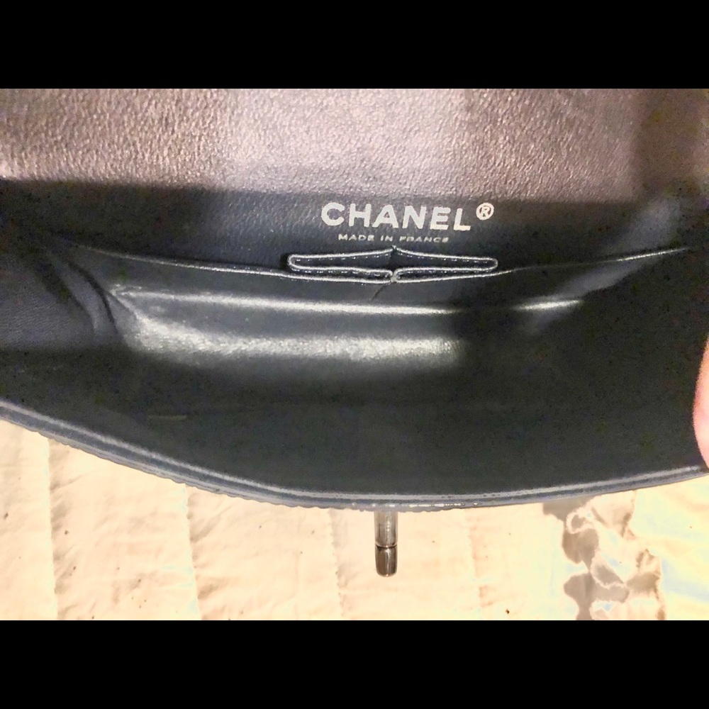 CHANEL navy patent leather shoulder flap bag - Picture 8 of 16
